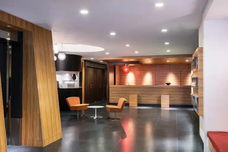 6526ba89484a93d3de8a6006_bik_pg_lobby01