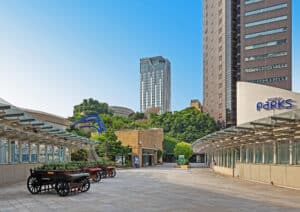 מלון Centara Grand Osaka במבט מגני Namba Parks