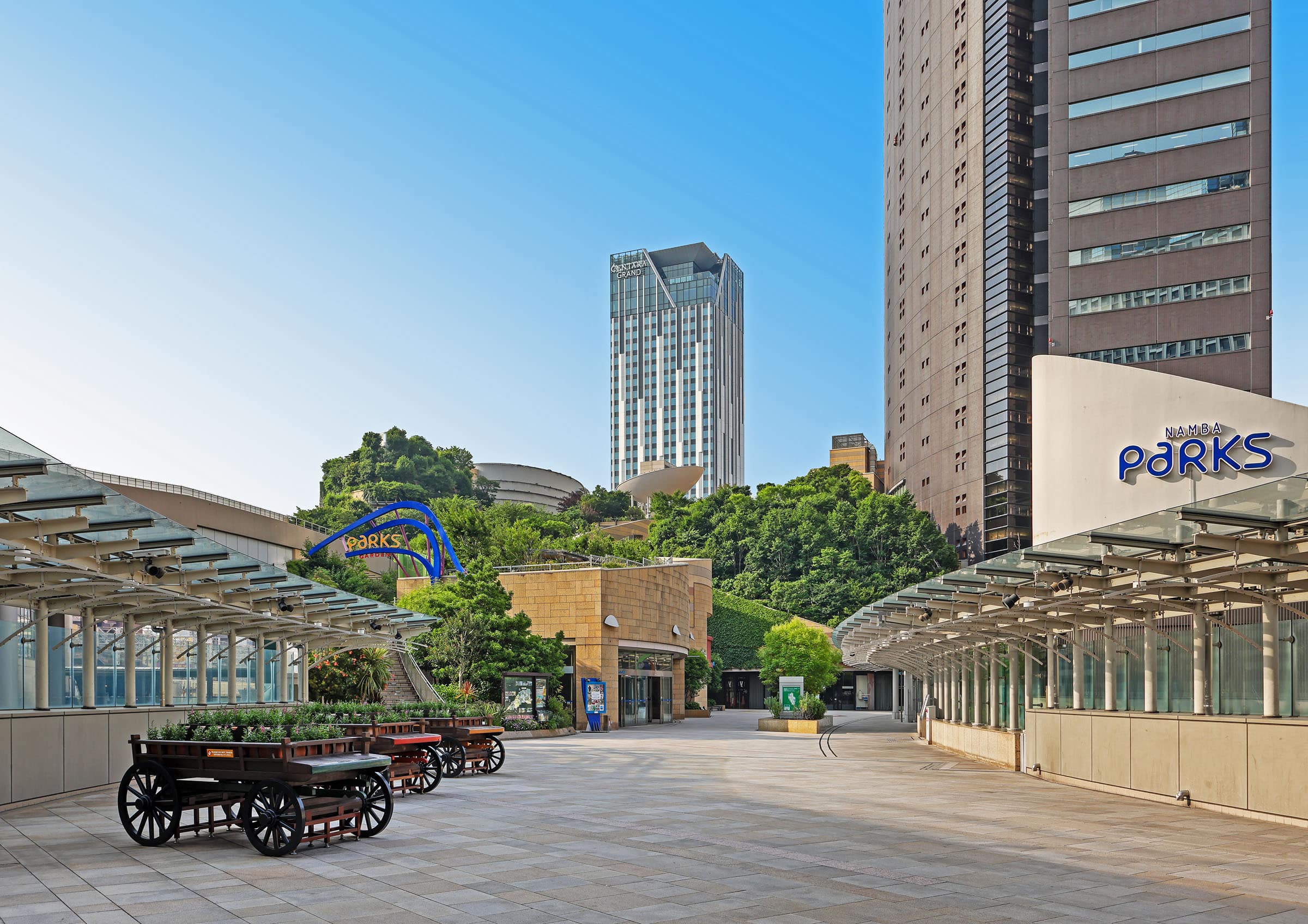 מלון Centara Grand Osaka במבט מגני Namba Parks