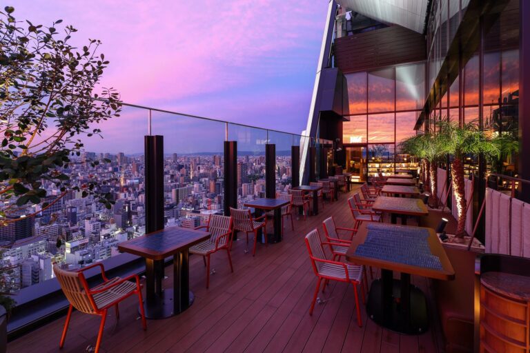 Centara Grand Hotel Osaka – מסעדת הרופטופ Crudo Deck בקומה 33